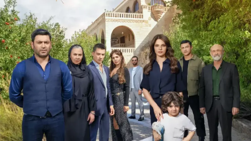 “Под маской героев: Жизнь и творчество актеров ‘Далёкого города’”